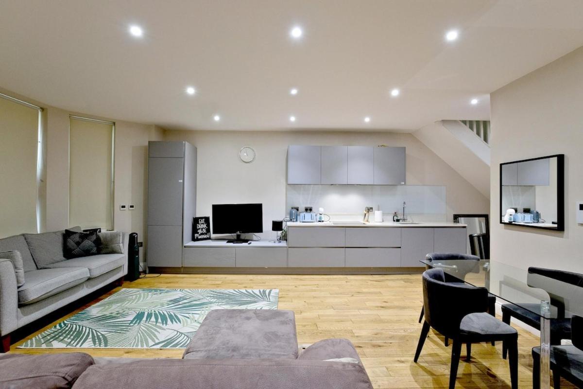 Modern Stylish Spacious 1br Duplex Londen